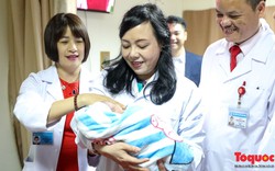 Hình ảnh Bộ trưởng Nguyễn Thị Kim Tiến thăm bệnh nhân tại Hà Nội trong đêm giao thừa