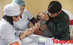Chưa an tâm với kết quả, người dân Bắc Ninh tiếp tục đưa con đi xét nghiệm nhiễm sán lợn
