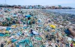 Những bức ảnh gây ám ảnh về rác thải nhựa tại bờ biển Việt Nam 