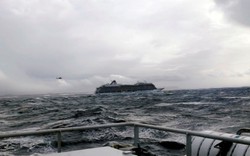 Chật vật cứu hộ du thuyền giữa bão lớn ở Na Uy