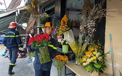 Cảnh sát giúp dân di chuyển cửa hàng hoa cạnh ngôi nhà bị sập