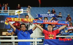 CĐV Việt Nam - Thái Lan bắt tay vui vẻ trước trận quyết đấu dù trước đó lời qua tiếng lại trên mạng xã hội