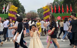 Du khách thích thú với trải nghiệm tại lễ hội hoa anh đào ở Hà Nội