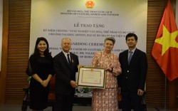 Thứ trưởng Lê Quang Tùng trao tặng Kỷ niệm chương cho Đại sứ Rumani tại Việt Nam