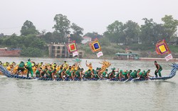 Hàng nghìn người cổ vũ Hội thi bơi chải truyền thống trên sông Lô 2019