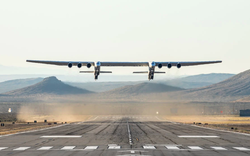 Choáng ngợp chuyến bay đầu tiên của siêu máy bay to nhất thế giới