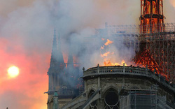 Dàn sao Việt đau lòng trước hình ảnh Nhà thờ Đức bà Paris chìm trong biển lửa