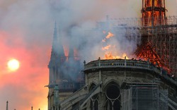 Đau lòng hình ảnh Nhà thờ Đức bà Paris chìm trong biển lửa