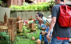Khách du lịch bất ngờ với phiên bản Nhà thờ Đức Bà Paris đất nung tại Việt Nam