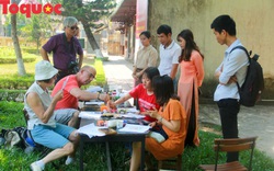 Du khách nước ngoài thích thú trải nghiệm làm tranh làng Sình tại Huế