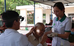 Khám và trao tặng 1.000 thiết bị trợ thính cho bệnh nhân khiếm thính tại Quảng Ngãi