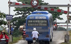 Nghệ An: Xe buýt tự ý mở rào chắn, liều mình chở khách qua cầu yếu