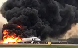 Rung lắc, bật bánh trên đường băng: Đen ngòm máy bay chở khách Nga bốc cháy 