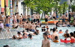 Người dân Thủ đô đổ xô đến công viên nước để giải nhiệt ngày nắng nóng đỉnh điểm