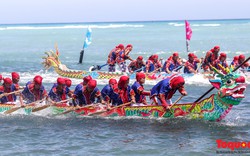 Hàng ngàn người dân đội nắng, lội nước đi xem lễ hội đua thuyền ở đảo Lý Sơn