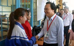 Thí sinh, phụ huynh tỉnh Đắk Lắk bất ngờ khi được tư lệnh ngành Giáo dục thăm hỏi, động viên