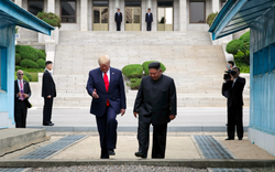 Là Tổng thống Mỹ đầu tiên đặt chân tới Triều Tiên, ông Trump đã đi bao nhiêu bước chân?