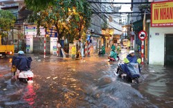 Hà Nội mưa lớn sau những ngày nắng nóng, nhiều tuyến phố ngập sâu trong nước