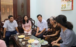 Bộ trưởng Nguyễn Ngọc Thiện đến thăm các gia đình cán bộ ngành VHTTDL là con liệt sĩ
