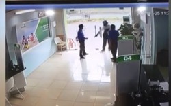 Video: Tên cướp dùng súng bắn vào bảo vệ ngân hàng Vietcombank 