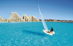 Chèo thuyền, lướt ván ở bể bơi lớn nhất thế giới