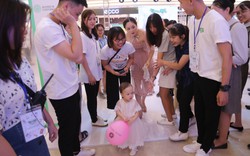 Mẹ con diễn viên phim “Nàng dâu Oder” được “fan” vây kín khi xuất hiện ở Lễ hội Sữa Hàn Quốc