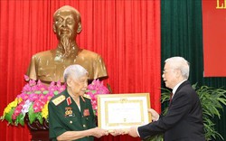 Tổng Bí thư, Chủ tịch nước Nguyễn Phú Trọng trao Huy hiệu 70 năm tuổi Đảng tặng đồng chí Lê Khả Phiêu
