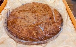 Bánh Trung thu siêu to khổng lồ, nặng 4kg, cả nhà ăn không hết