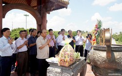 Thủ tướng dâng hương tưởng nhớ anh hùng liệt sỹ tại Thành cổ Quảng Trị