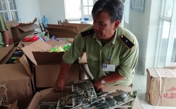 
Thu giữ 33 thùng carton chứa đầy các loại súng do Trung Quốc sản xuất 