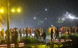 Hàng trăm diễn viên của Ký ức Hội An đội mưa phục vụ khán giả