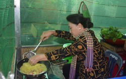 Clip: Chủ tịch Quốc hội Nguyễn Thị Kim Ngân đổ bánh xèo đãi bà con Đồng Tháp