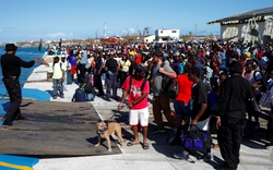 Người dân Bahamas vội vã di tản để thoát khỏi thảm cảnh kinh hoàng