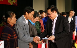 Phó Thủ tướng Vương Đình Huệ trao quà Tết cho gia đình chính sách, hộ nghèo... tỉnh Vĩnh Phúc