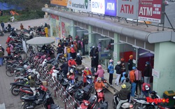 Hà Nội: Công nhân xếp hàng dài chờ rút tiền tại cây ATM trước khi về quê đón Tết