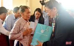 Phó Chủ tịch Thường trực Quốc hội tặng quà Tết tại Hà Tĩnh