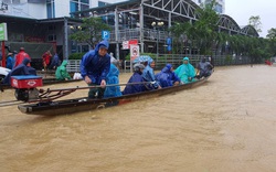 Đường biến thành sông, người dân chèo thuyền giữa TP Huế 