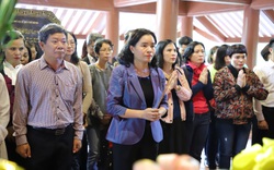 Thứ trưởng Bộ VHTTDL Trịnh Thị Thủy cùng Công đoàn Bộ dâng hương tưởng niệm Chủ tịch Hồ Chí Minh tại Ba Vì
