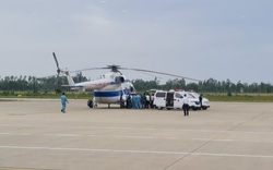 Quảng Trị: Trực thăng tiếp cận đưa 2 người bị thương nặng khi giúp dân đi cấp cứu