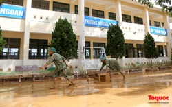 Quảng Bình: Bộ đội tất bật dọn dẹp bùn đất tại trường học sau lũ lịch sử 