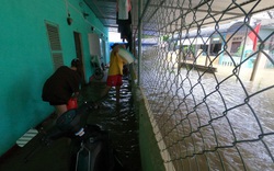 Người dân đi lại khó khăn, sinh viên hì hục tát nước ở khu vực ngập sâu tại TP Huế