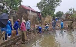 Quảng Bình: Đội mưa gió dọn rác sau lũ