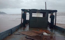 Thừa Thiên Huế: Phát hiện thuyền không có người trôi dạt vào vùng biển Lăng Cô