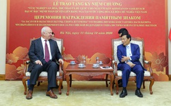Trao Kỷ niệm chương Vì sự nghiệp VHTTDL cho Đại sứ Nga tại Việt Nam