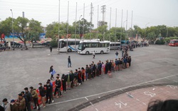 Người hâm mộ Phú Thọ xếp hàng dài chờ mua vé xem trận đấu giữa tuyển Việt Nam - U22 Việt Nam