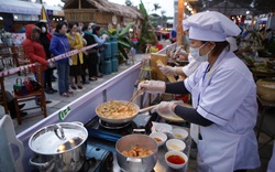 Du khách thích thú khi chứng kiến cách chế biến món ăn Mỳ Quảng 