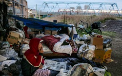 Trước thềm Olympic Tokyo 2020: Bất ngờ hình ảnh người vô gia cư hoang mang tìm chốn trú ẩn