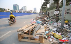 Hà Nội: Đường Nguyễn Văn Huyên kéo dài ngập trong rác thải bốc mùi hôi thối