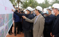 Bộ trưởng Nguyễn Văn Thể mang khẩu trang y tế kiểm tra công trình tại Nghệ An