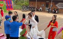 Đám cưới mùa dịch: Cô dâu chú rể cùng họ hàng 2 bên xếp hàng chờ đo thân nhiệt  trước khi tỷ lệ kèo nhà cáio hôn trường